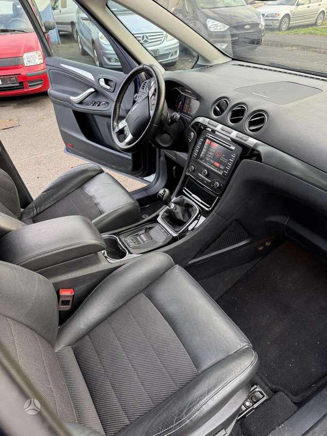Ford Galaxy 2013 — photo 17