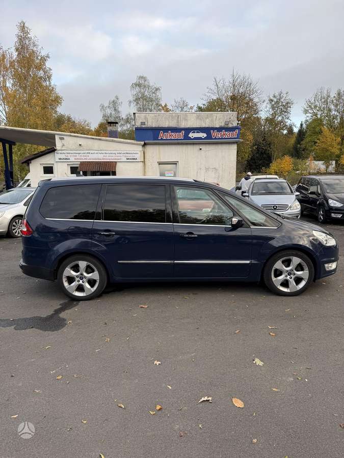Ford Galaxy 2013 — rear view
