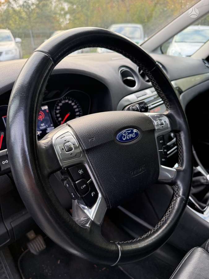 Ford Galaxy 2013 — photo 24