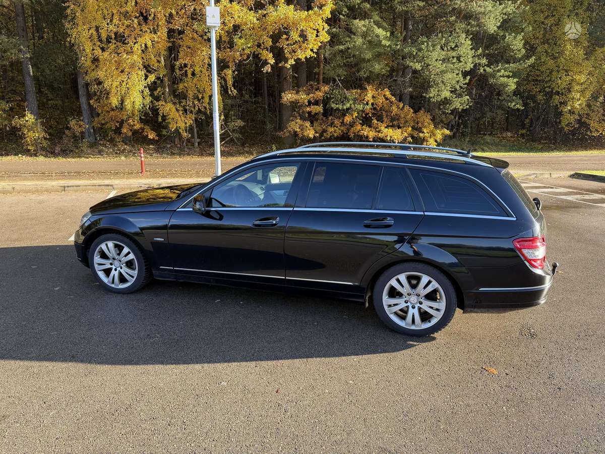 Mercedes-Benz C220 2010 — rear view