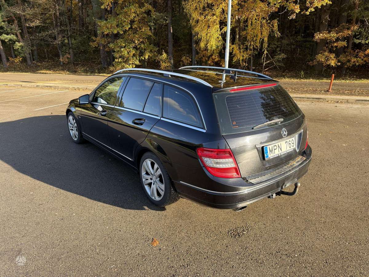 Mercedes-Benz C220 2010 — interior