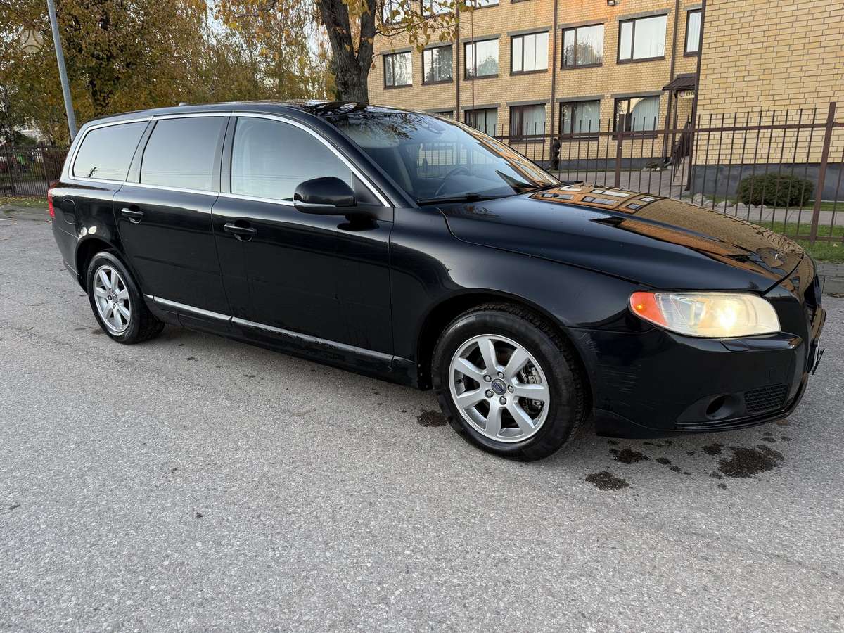 Volvo V70 2012 — вигляд ззаду