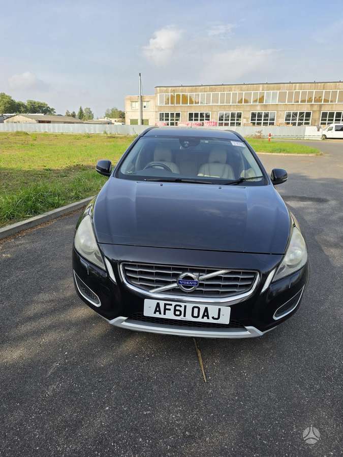 Volvo V60 2012 — салон