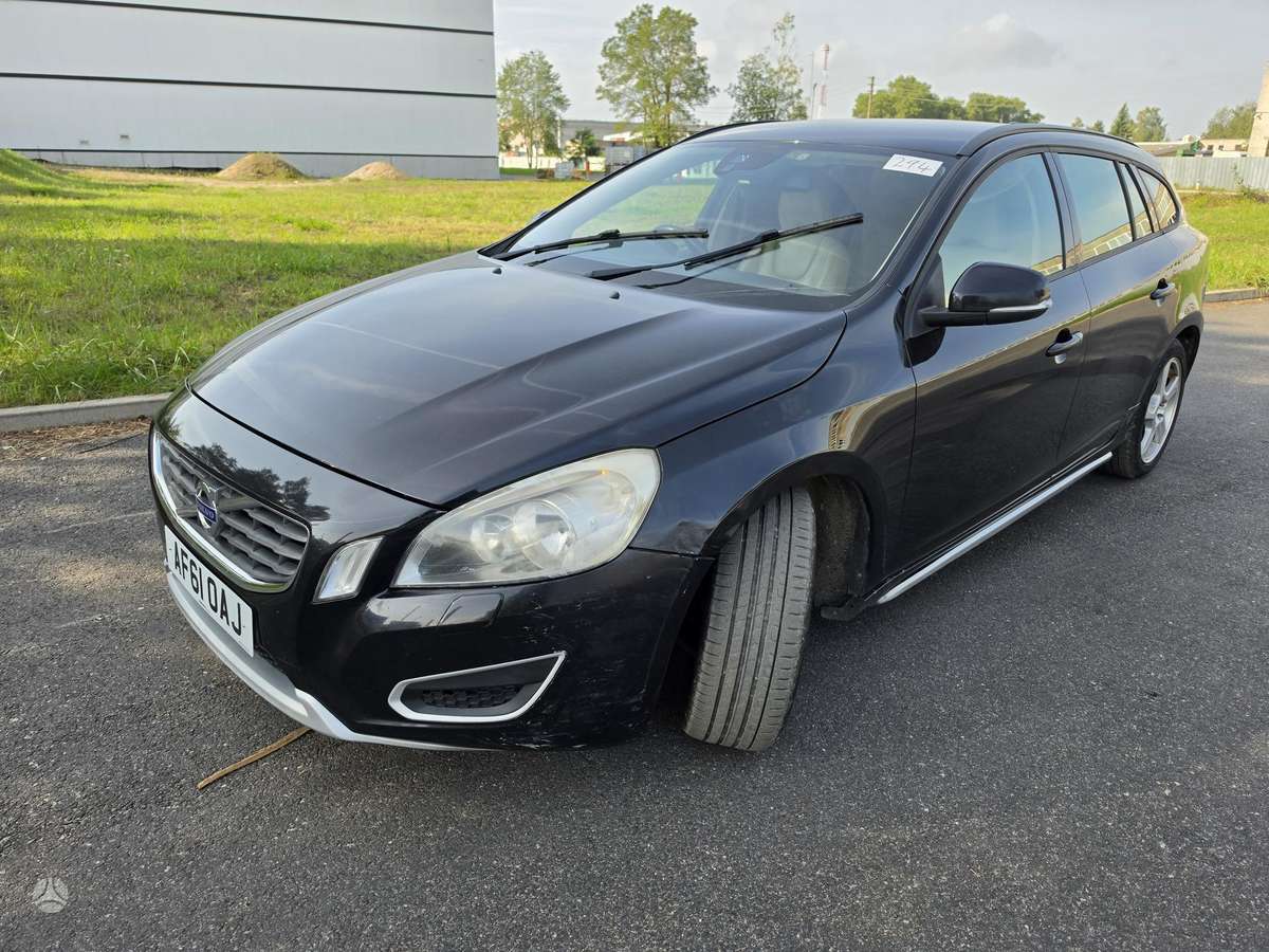 Volvo V60 2012 — двигун 2400 cm³, 215 HP (158kW)