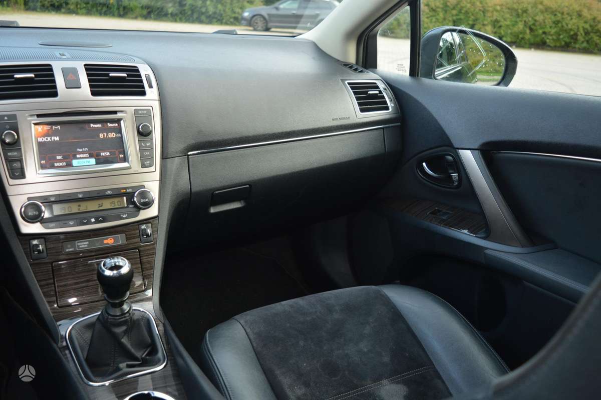 Toyota Avensis 2013 — photo 16