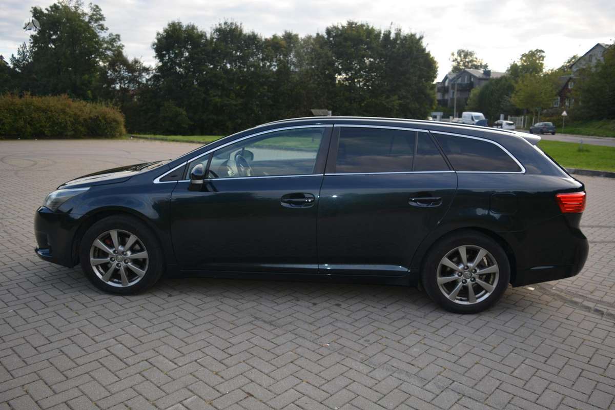 Toyota Avensis 2013 — rear view