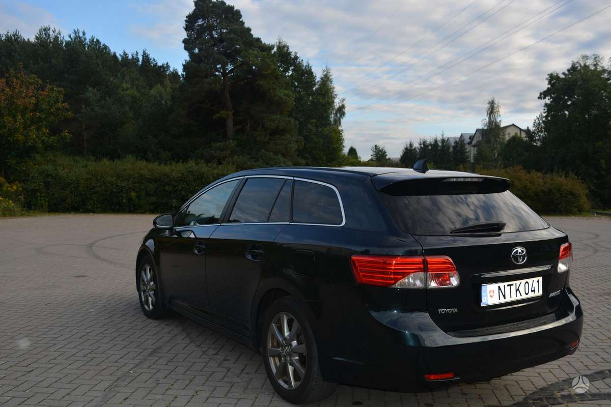 Toyota Avensis 2013 — interior