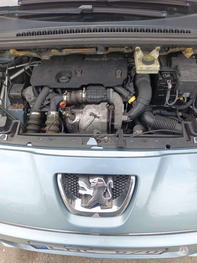 Peugeot 5008 2011 — rear view
