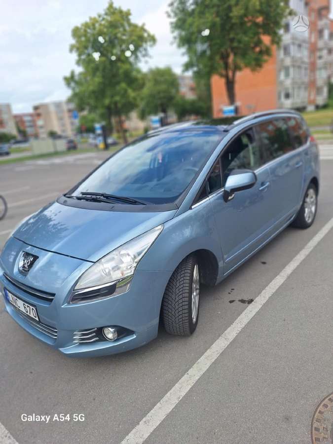 Peugeot 5008 2011 — interior