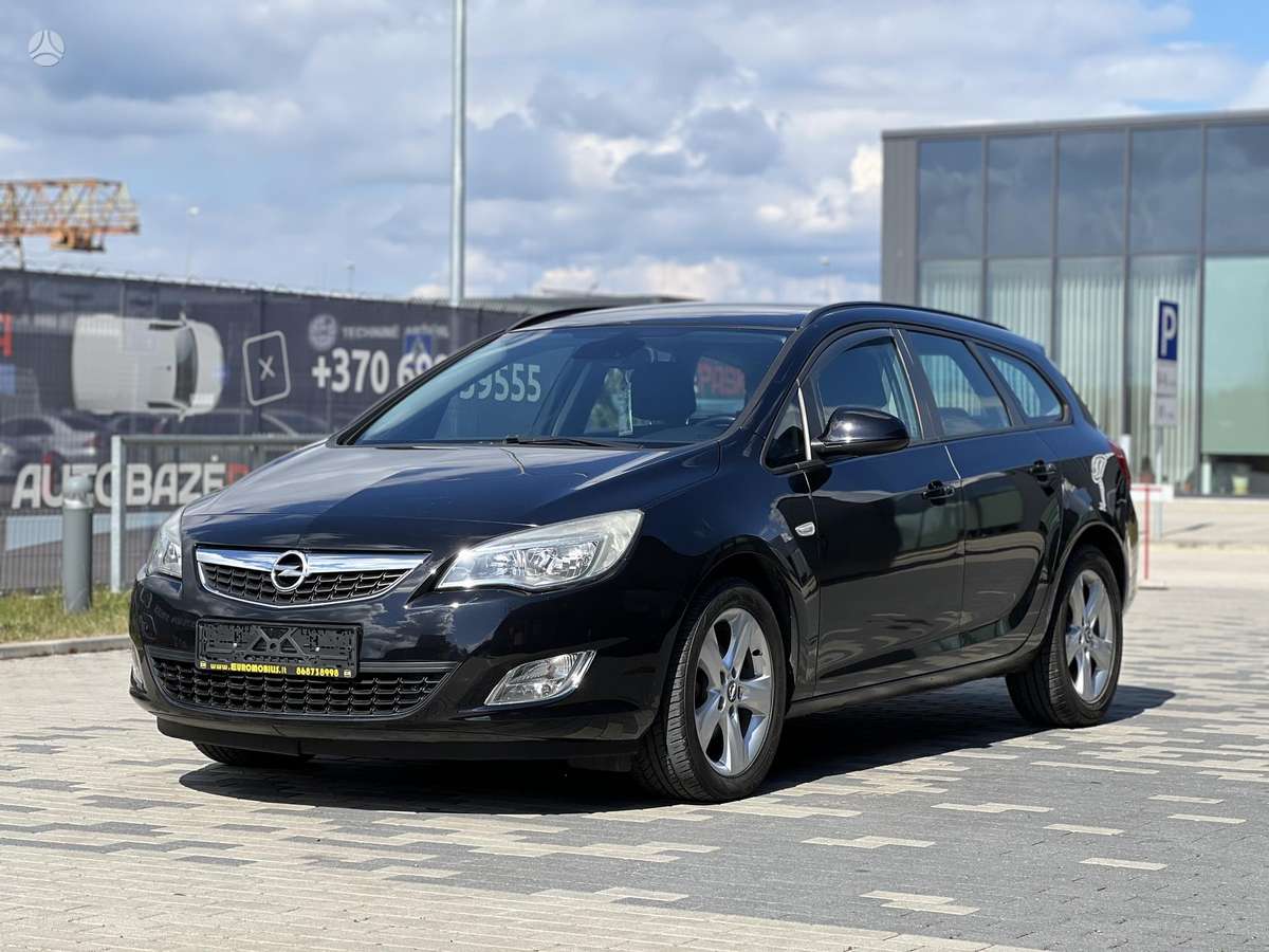 Opel Astra 2011 — вигляд ззаду