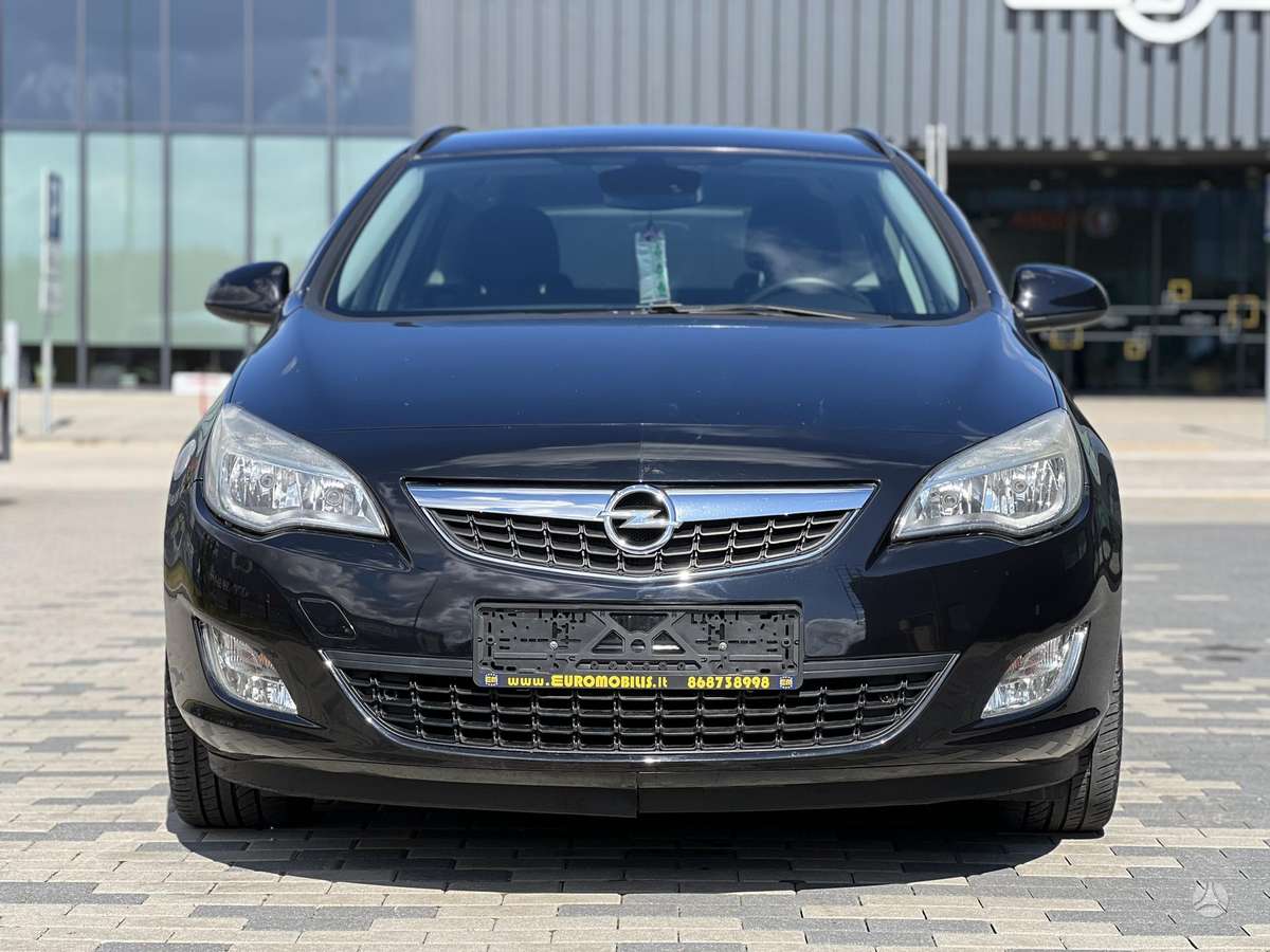 Opel Astra 2011 — салон
