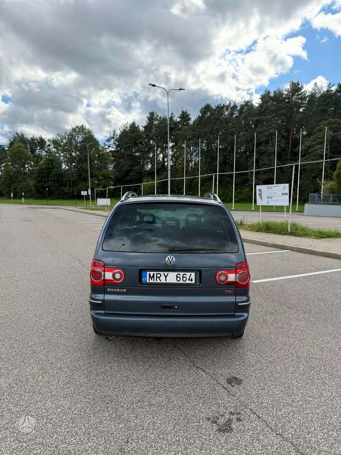 Volkswagen Sharan 2004 — rear view