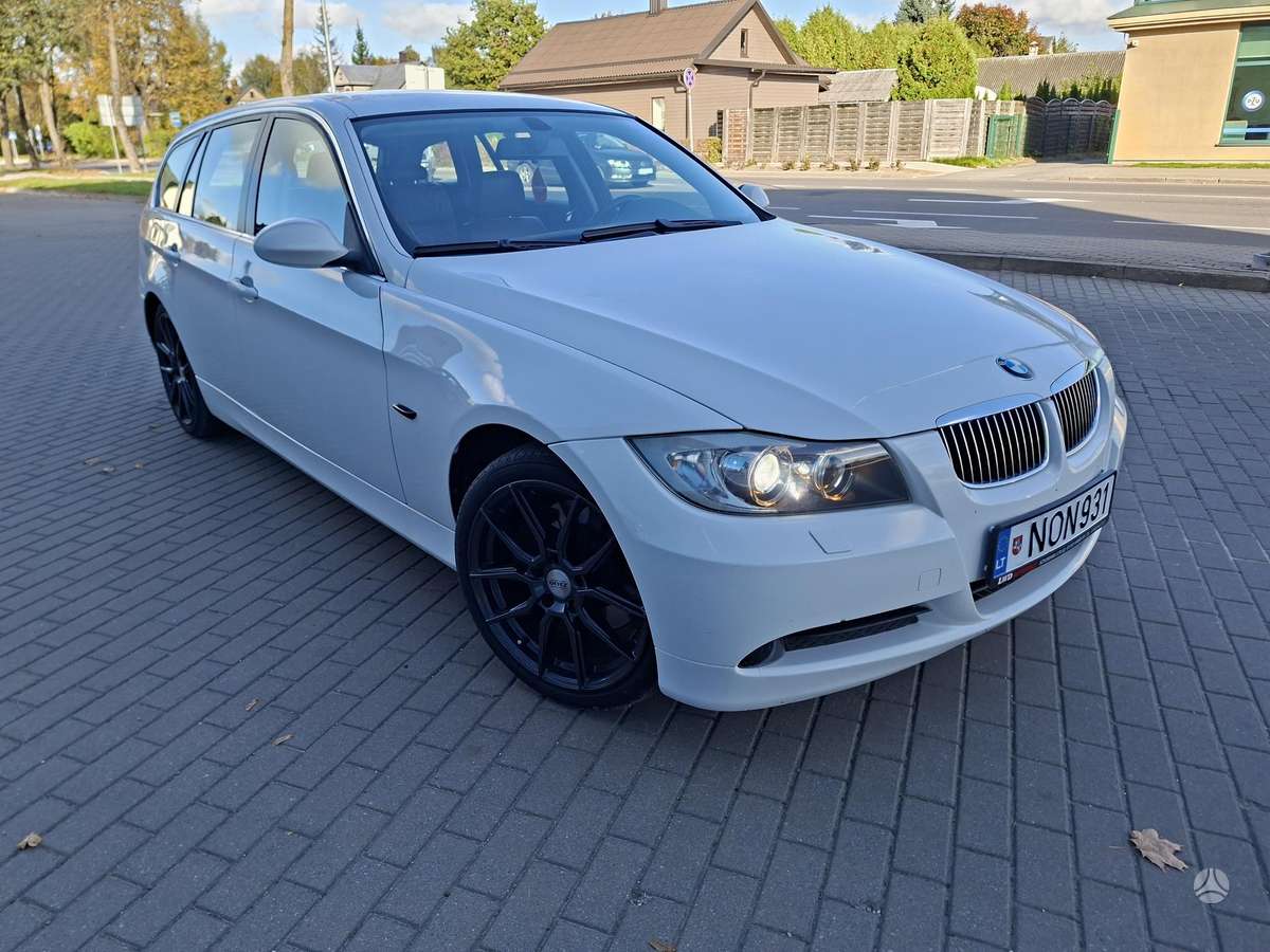 BMW 325 2008 — rear view