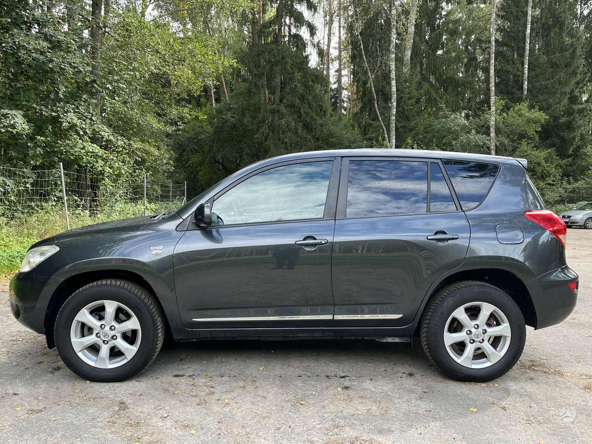 Toyota RAV4 2009 — rear view