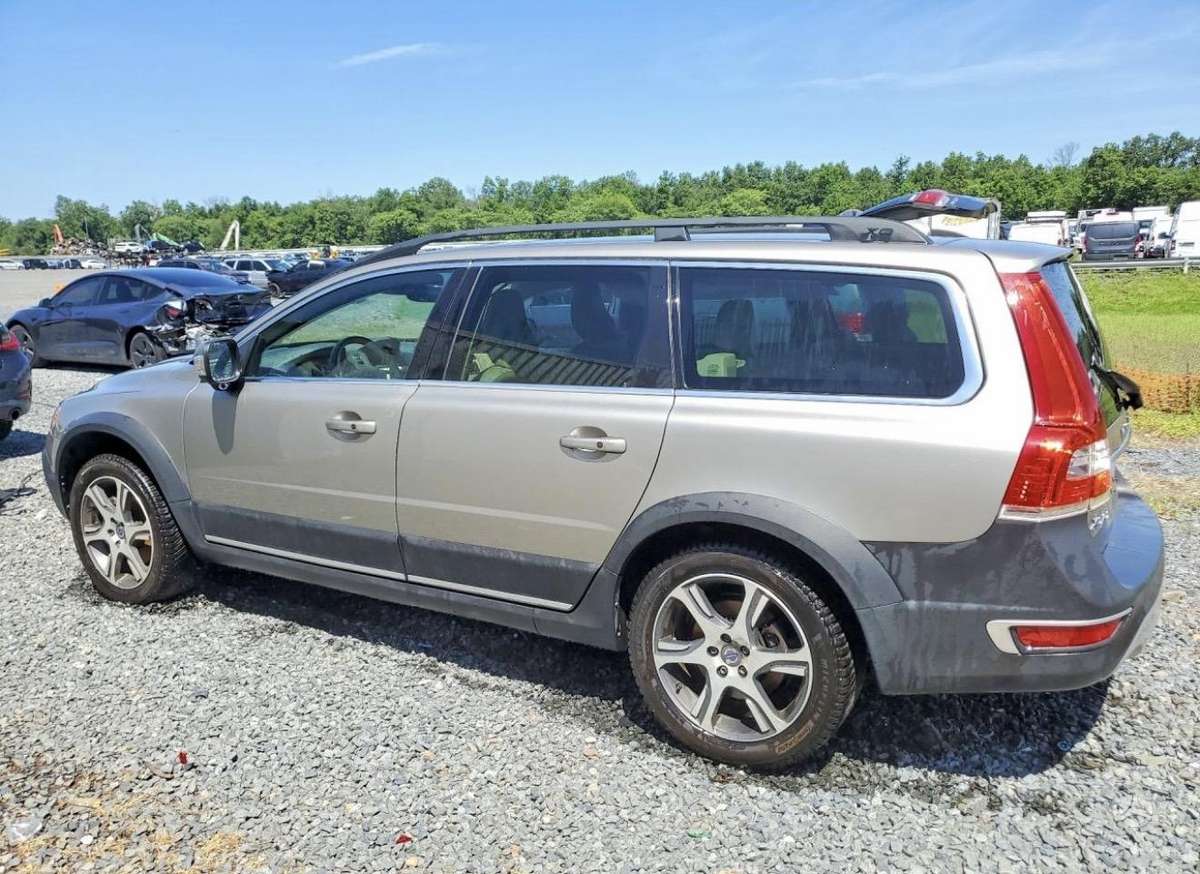 Volvo XC70 2015 — rear view