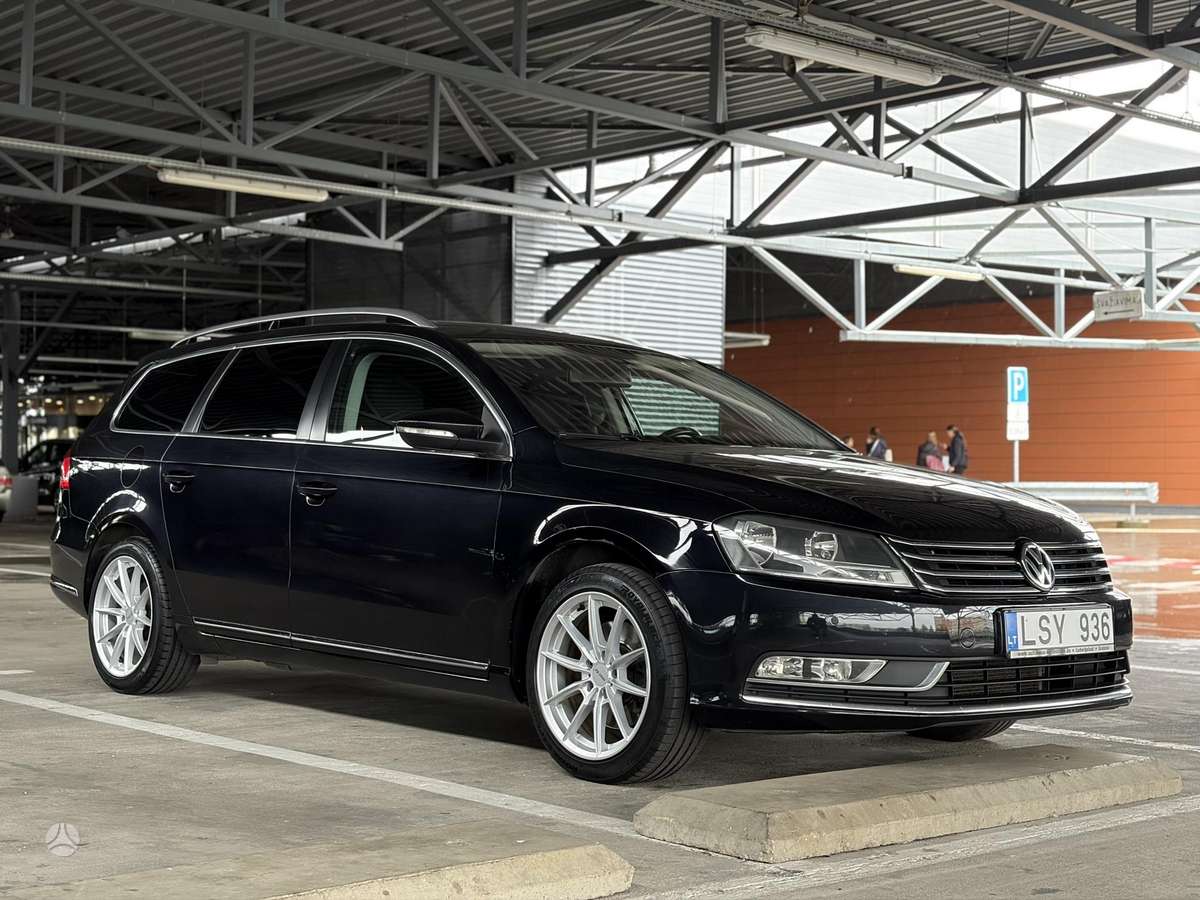 Volkswagen Passat 2011 — вигляд ззаду