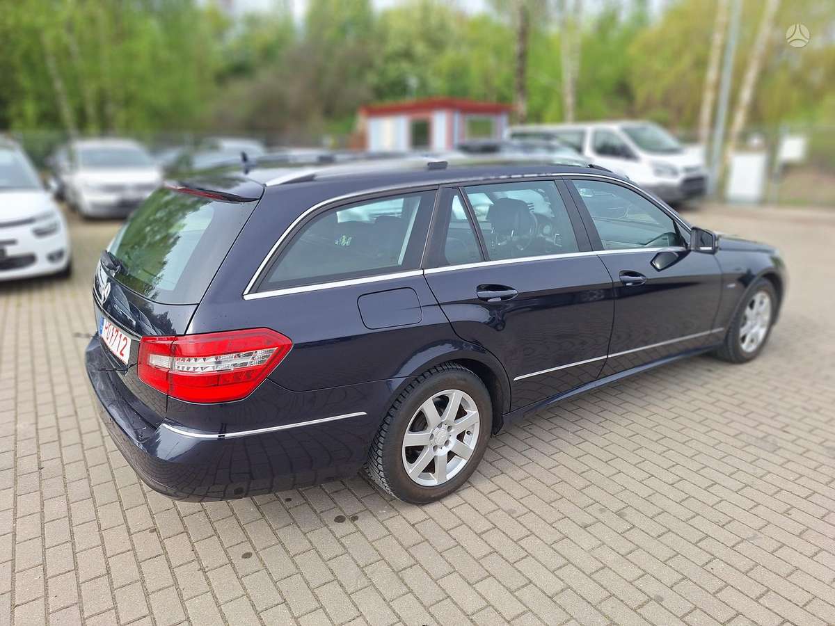 Mercedes-Benz E220 2010 — photo 13