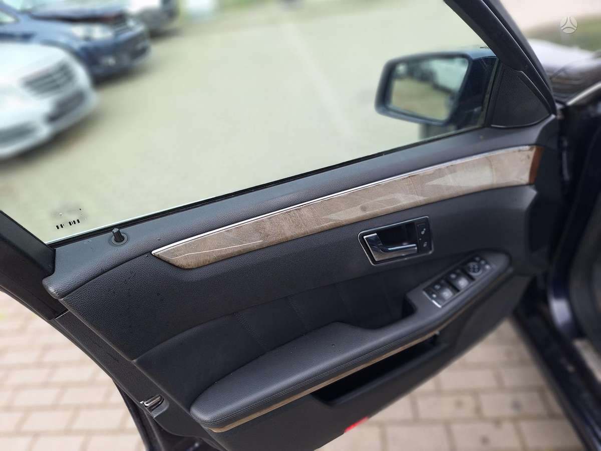 Mercedes-Benz E220 2010 — photo 23
