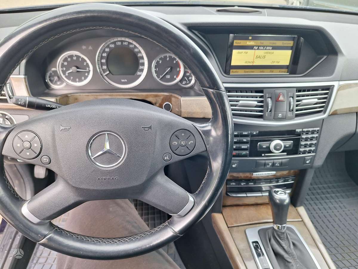 Mercedes-Benz E220 2010 — photo 29