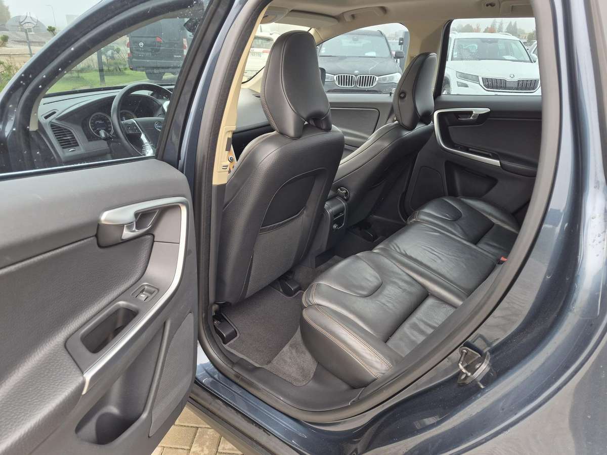 Volvo XC60 2011 — photo 18