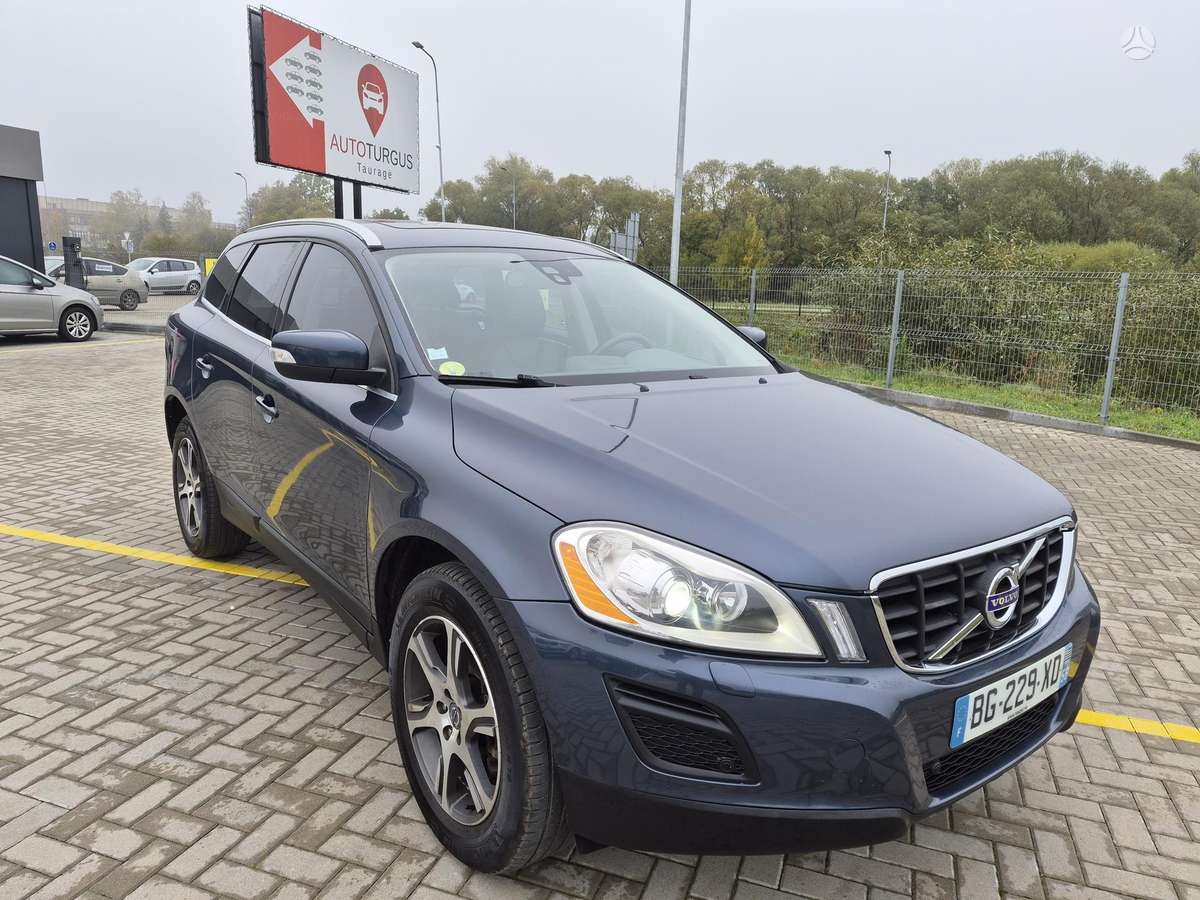 Volvo XC60 2011 — rear view