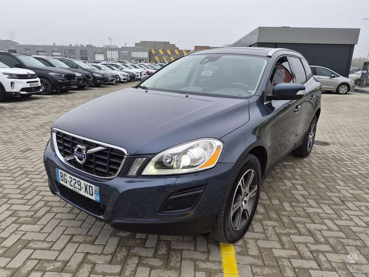 Volvo XC60 2011 — interior