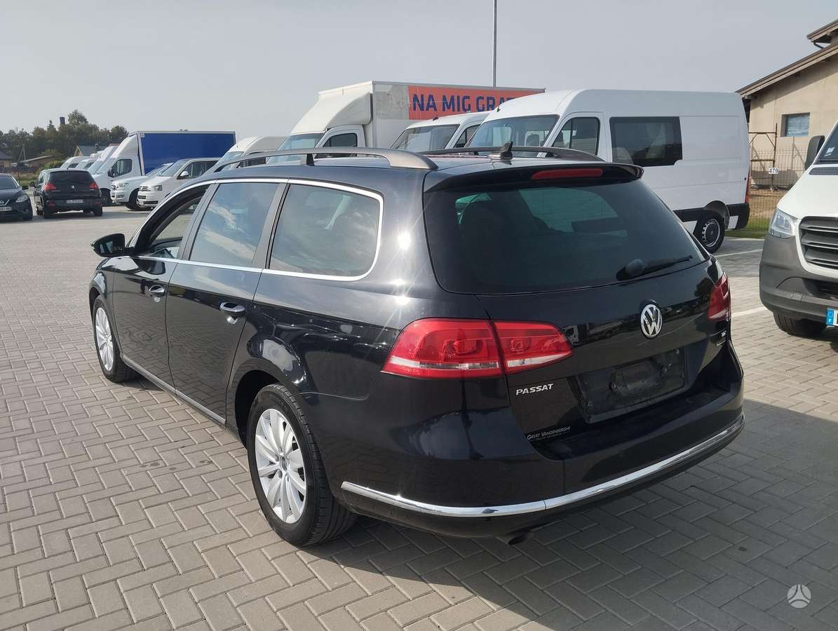 Volkswagen Passat 2011 — салон