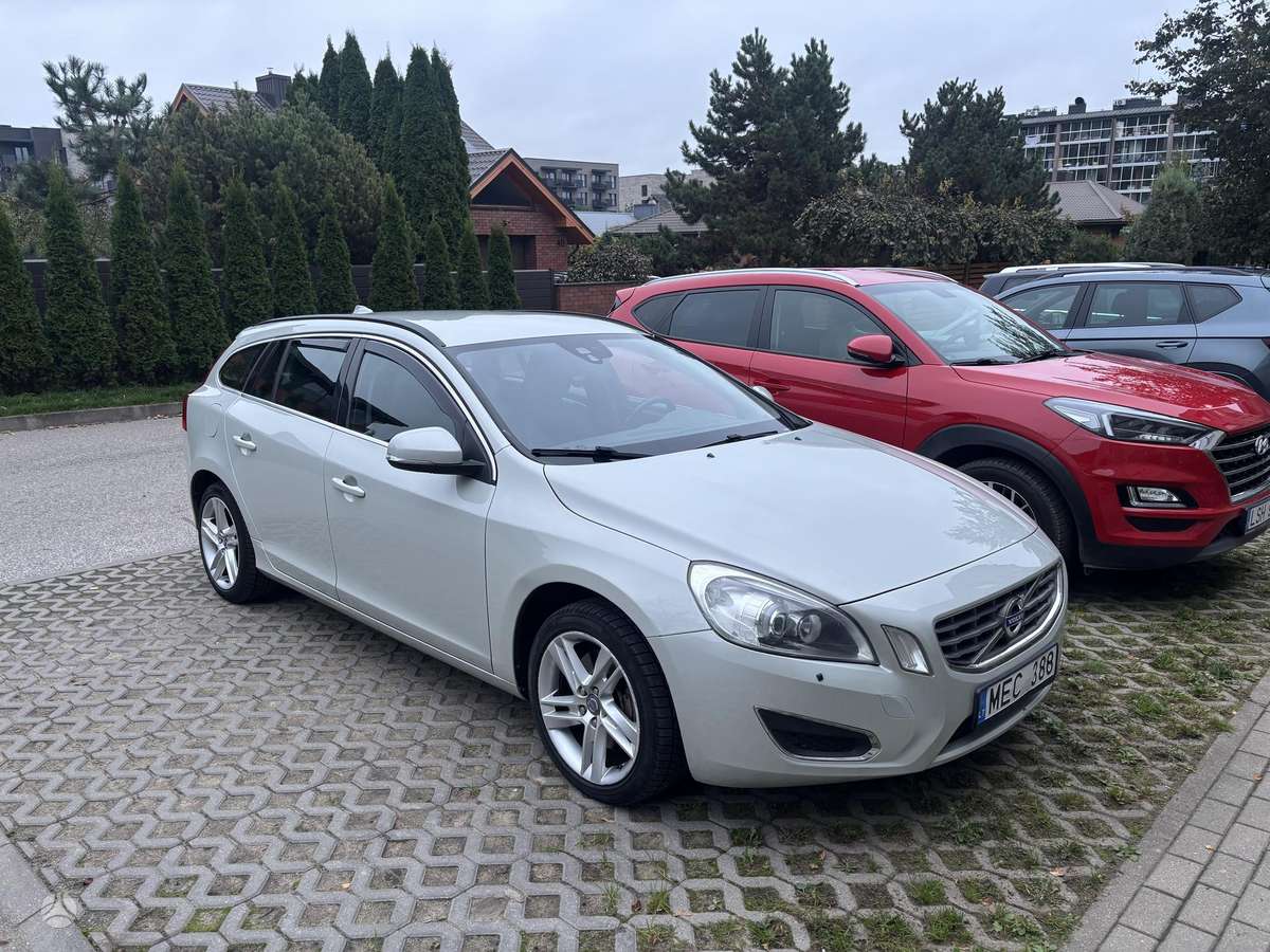 Volvo V60 2011 — салон