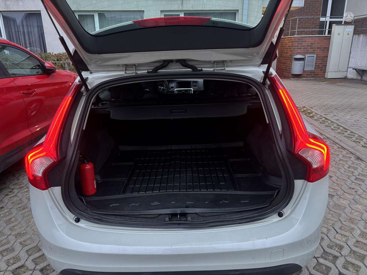 Volvo V60 2011 — двигун 2400 cm³, 205 HP (151kW)