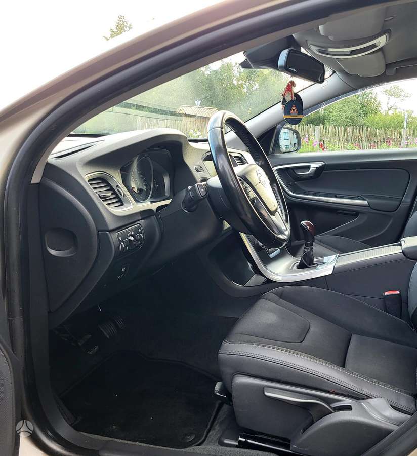 Volvo V60 2013 — photo 30