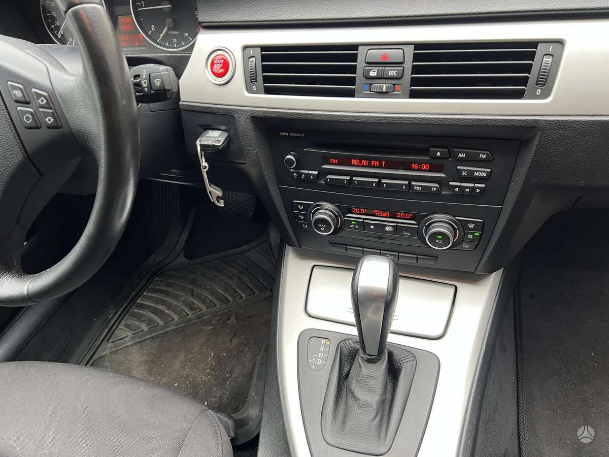 BMW 320 2009 — photo 11