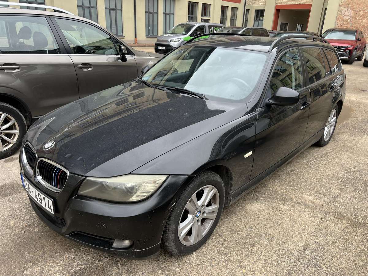 BMW 320 2009 — rear view