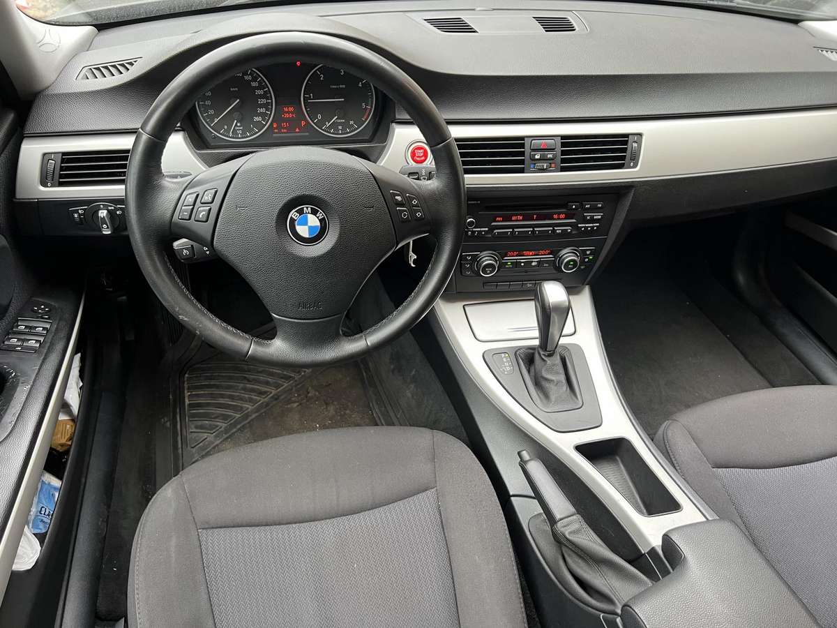 BMW 320 2009 — photo 7