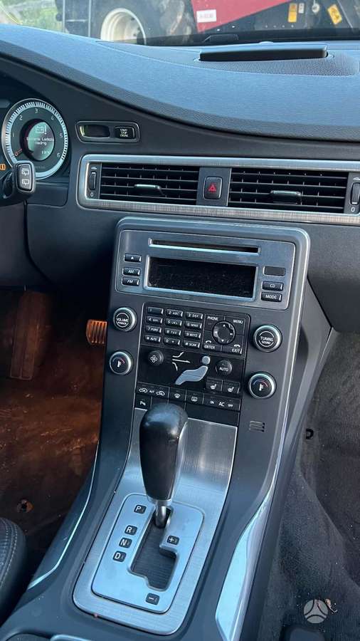 Volvo V70 2011 — interior