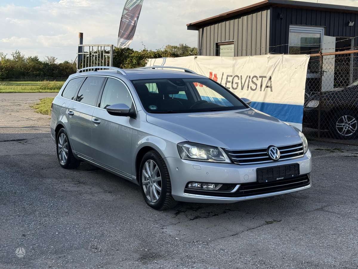 Volkswagen Passat 2011 — rear view