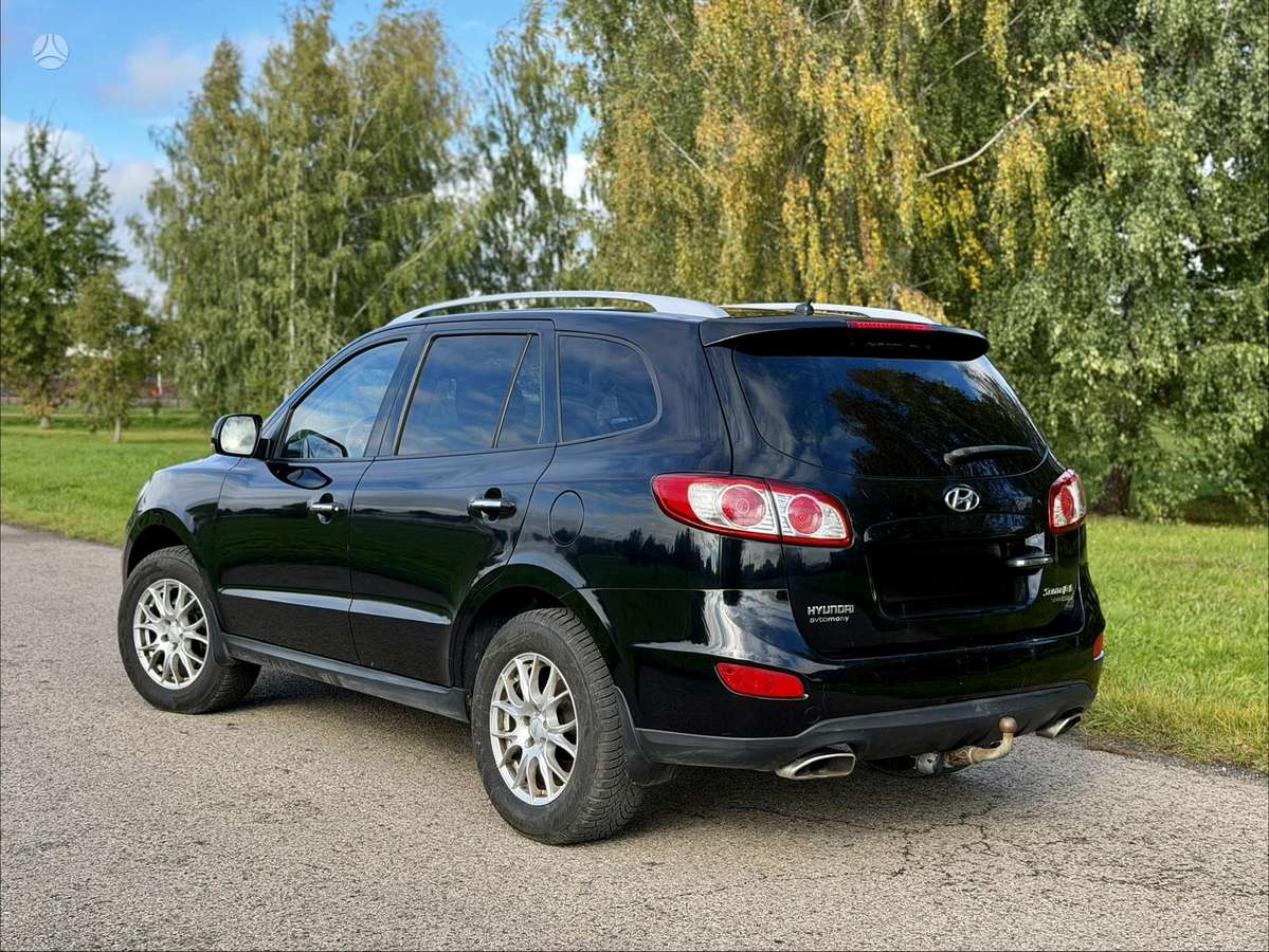 Hyundai Santa 2010 — rear view