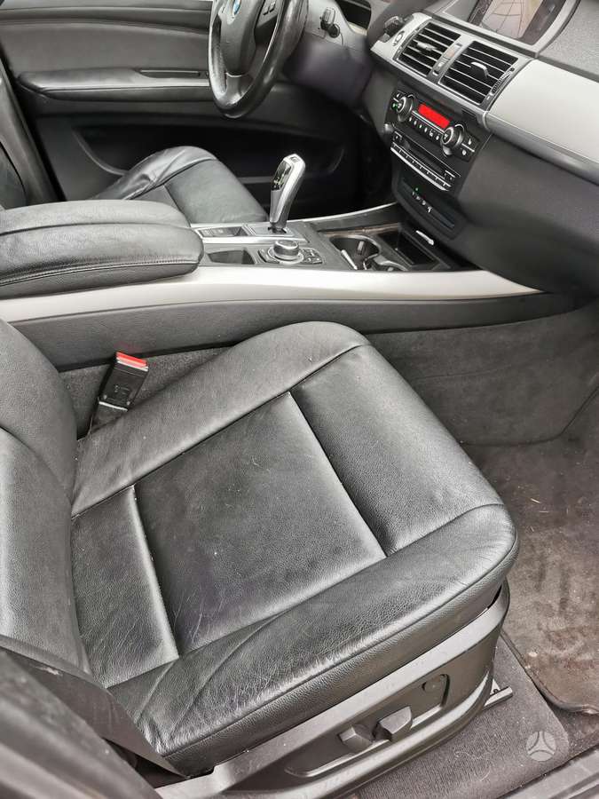 BMW X5 2010 — photo 10