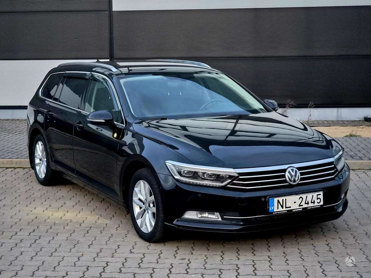 Volkswagen Passat 2015 — rear view