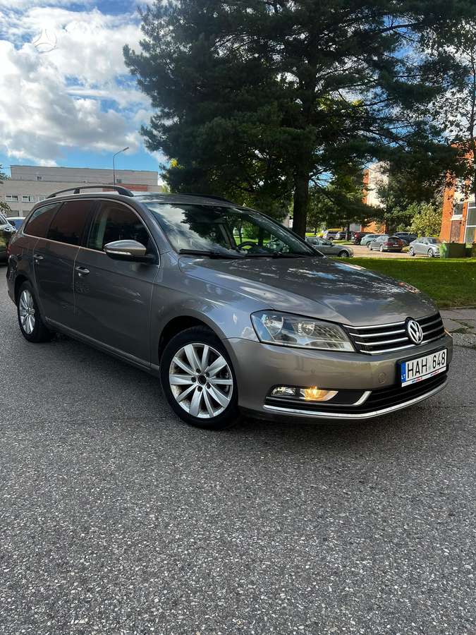 Volkswagen Passat 2011 — rear view