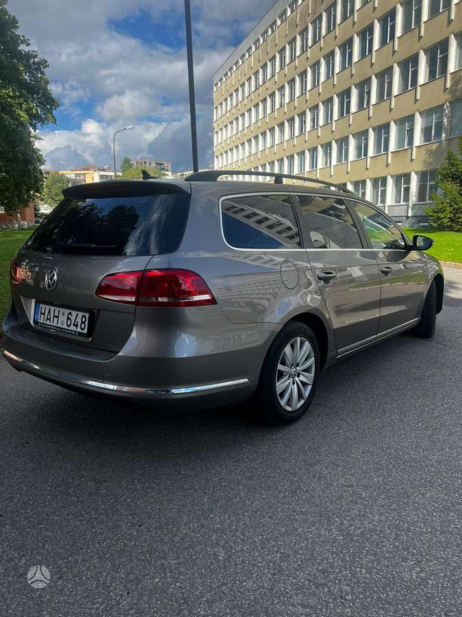 Volkswagen Passat 2011 — interior