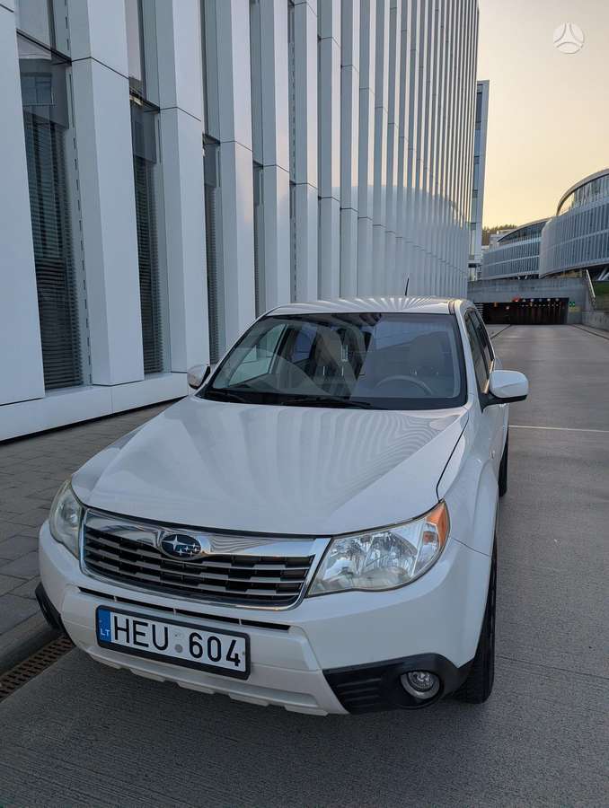 Subaru Forester 2010 — rear view