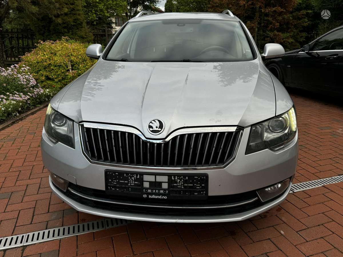 Skoda Superb 2015 — rear view
