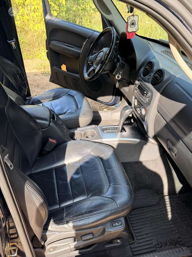 Jeep Cherokee 2004 — photo 12