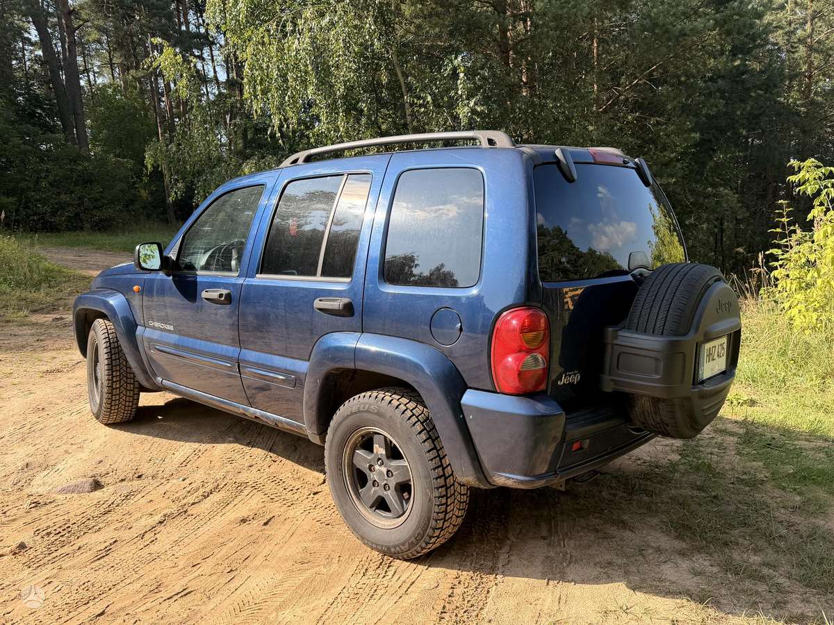Jeep Cherokee 2004 — interior