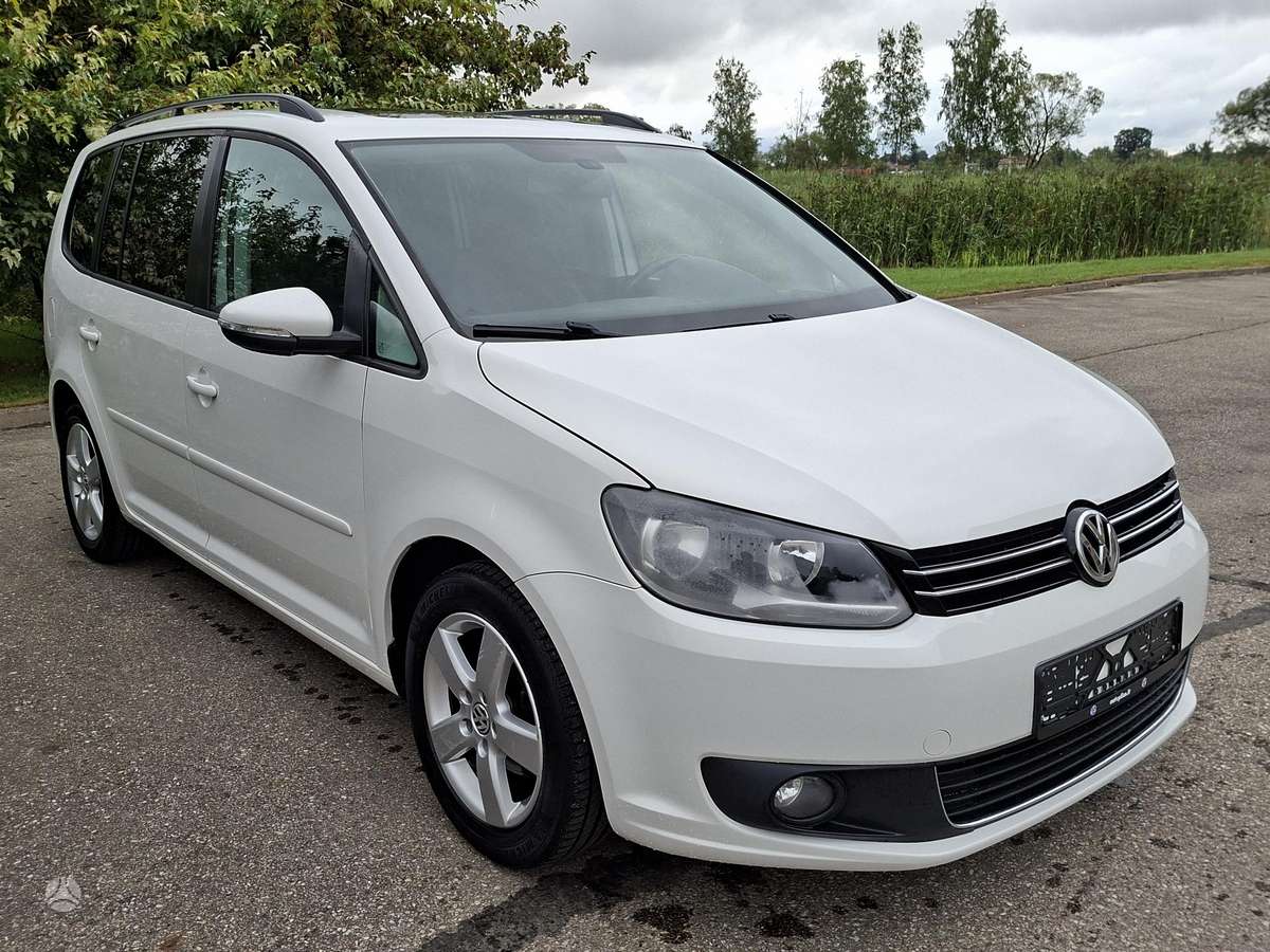 Volkswagen Touran 2011 — вигляд ззаду