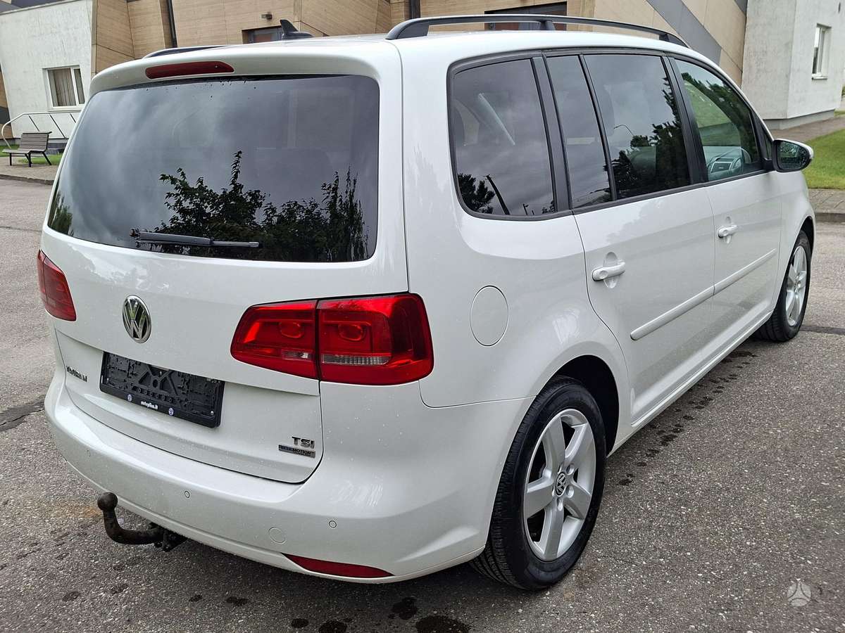 Volkswagen Touran 2011 — салон