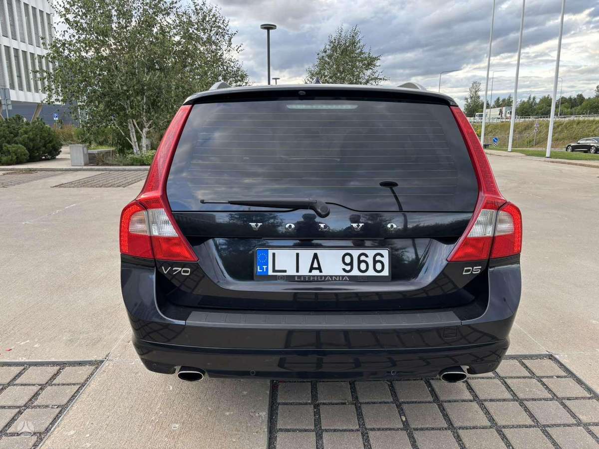 Volvo V70 2011 — rear view