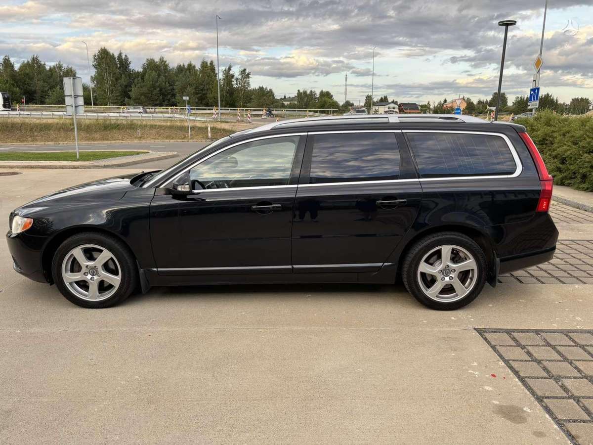 Volvo V70 2011 — interior