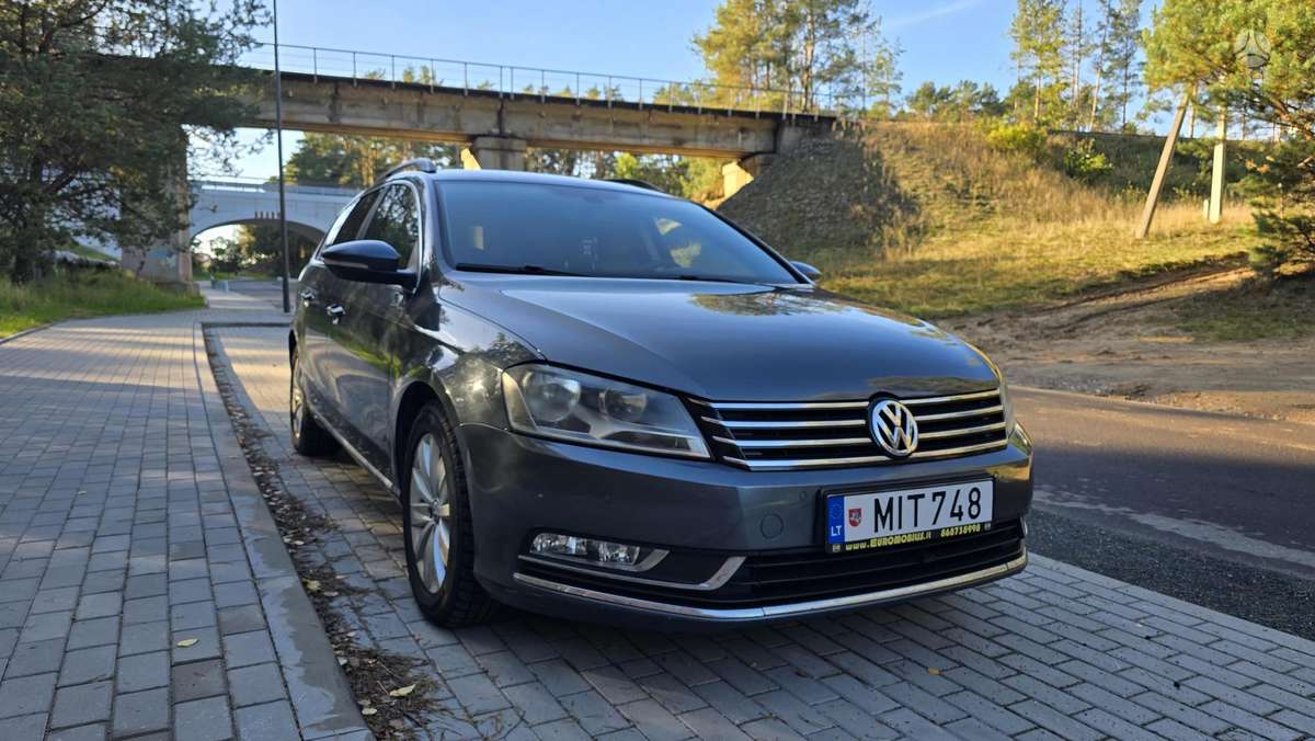 Volkswagen Passat 2013 — rear view