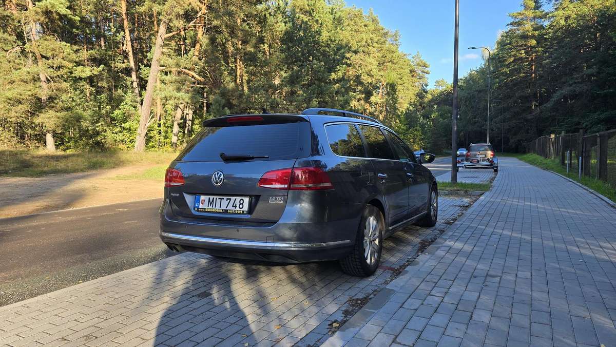 Volkswagen Passat 2013 — interior